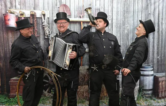 Wolfgang Maurer (Zweiter von links) bringt mit seinem Team auch heuer zum Jahreswechsel gerne Glück. | Foto: Privat