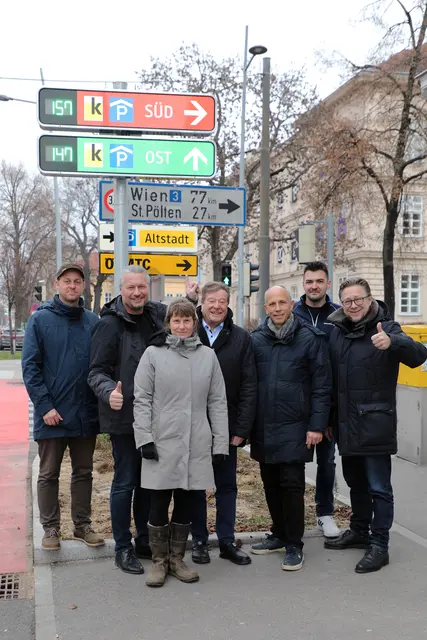 Freuen sich über die neuen Hinweisschilder, die nicht nur den Weg zu den drei stadteigenen Parkdecks weisen, sondern auch die aktuell freien Stellplätze anzeigen: Gemeinderat sowie Fuß- und Radverkehrsbeauftragter Ronny Weßling, Bürgermeister Peter Molnar, Fuß- und Radverkehrsbeauftragte Michaela Binder, Stadtrat Helmut Mayer, Geschäftsführer Hannes Zimmermann (Kremser Immobiliengesellschaft), Projektleiter Stefan Strobl von der Firma Swarco (setzt das Leitsystem um) und Stadtmarketing-Geschäftsführer Horst Berger – von links. | Foto: Stadt Krems