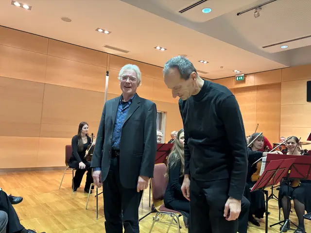 Komponist und Musikschuldirektor Hubert Poell und Dirigent Wolfgang Augustin vor dem Kammerorchester | Foto: Göls