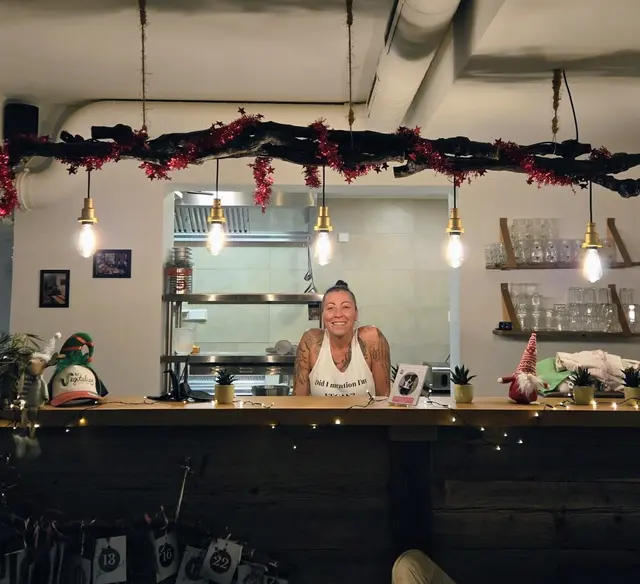 Samanta Sommariva will Heiligabend in ihrem Lokal verbringen. Mit ihr zusammen dürfen auch andere "einsame Seelen" feiern.  | Foto: Foto: Sarah Baumgartner/Vegitalian