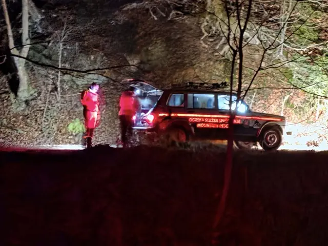 Nach stundenlanger Suche wurde eine österreichische Familie verkühlt und desorientiert von der Bergrettung in einem Waldgebiet gefunden und ins Sichere gebracht. | Foto: Gorska Služba Spašavanja Stanica Zenica/Facebook