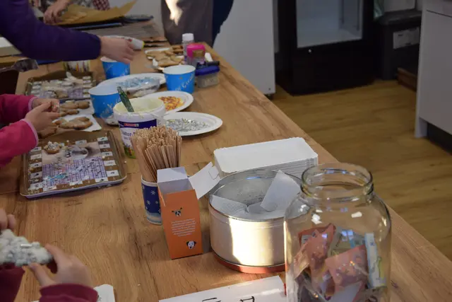 Wie die Jahre zuvor gab es auch dieses Mal die Weihnachtsbäckerei, wo Kinder Lebkuchen ausstechen und verzieren konnten. | Foto: MeinBezirk/Leonie Herrmann