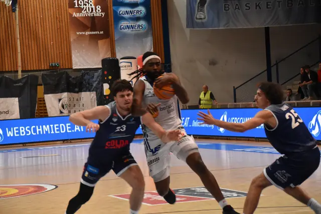 Siegfried "Ziggy" Reid hatte es phasenweise schwer - hier fightet er mit Dogus Demirel. | Foto: Michael Strini