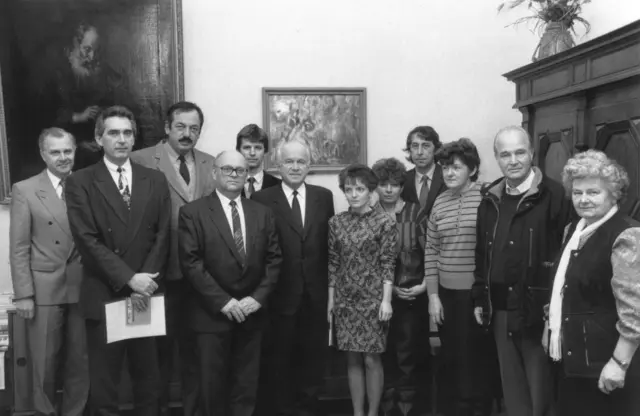 Die ersten nicht-kommunistischen BürgermeisterInnen der angrenzeden Böhmerwaldgemeinde waren 1990 zu Besuch bei Landeshauptmann Josef Ratzenböck in Linz. | Foto: Foto: Landespressedienst