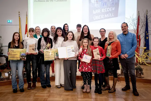 Alle Preisträger:innen in der Kategorie Kinder und Jugendlichen mit Vizebürgermeisterin Sarah Katholnig und Umweltstadt Sascha Jabali Adeh.  | Foto: Karin Wernig