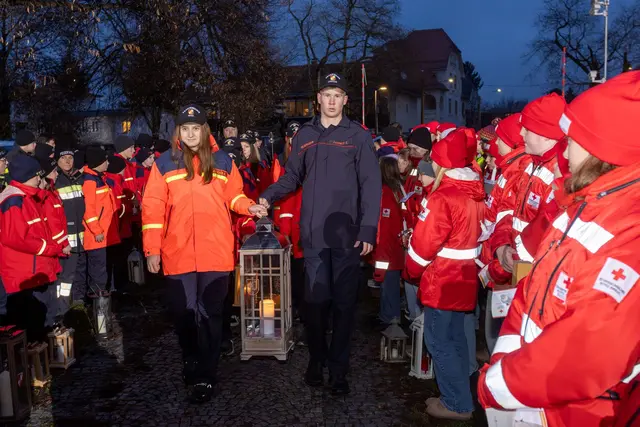 Mitglieder der Feuerwehrjugend der Freiwilligen Feuerwehr Jugendgruppe aus Weiz und der Mädchenjugendgruppe aus Puch bei Weiz brachten das Friedenslicht ins ORF Landesstudio Steiermark. | Foto: ORF/Regine Schöttl