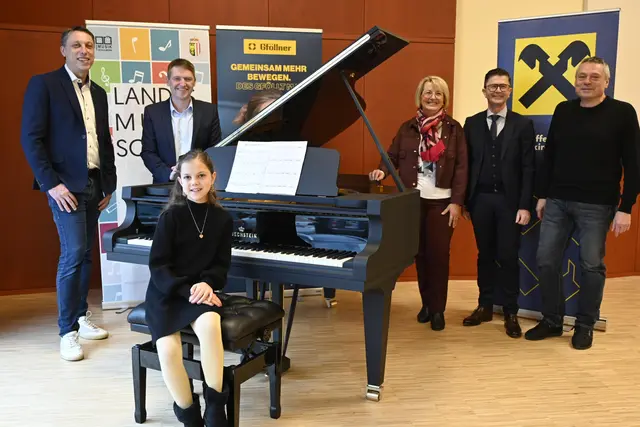 Karl Pührermair (Gföllner), Hermann Pumberger (LMS Grieskirchen), Bgm. Maria Pachner, Erwin Schützeneder (Raiffeisenbank Region Grieskirchen), Ferdinand Tischler (ETA) mit Schülerin Marlene Edlmüller. | Foto: LMS Grieskirchen/Feischl