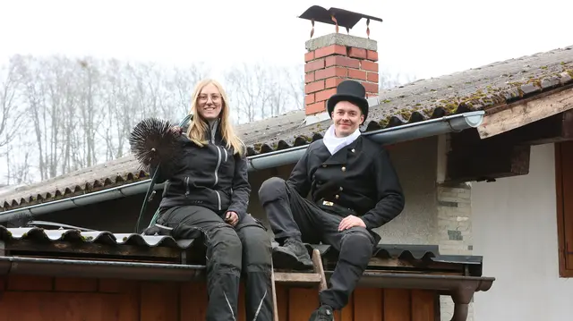 Rund um den Jahreswechsel sind Schornsteinfeger besonders gern gesehen: Das wissen auch Rauchfangkehrermeister Dominik Auböck  aus Attnang-Puchheim und Mitarbeiterin Kim Hanetseder.  | Foto: Helmut Klein