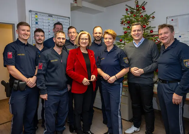 Landeshauptfrau Johanna Mikl-Leitner und Bürgermeister Christoph Kaufmann (2.v.r.) beim Besuch der Polizeiinspektion Klosterneuburg. | Foto: NLK Burchhart
