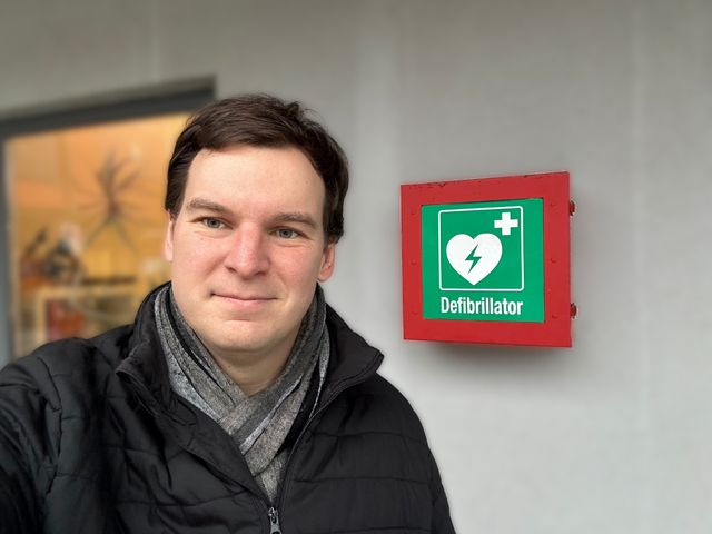 Florian Pacher bei einem öffentlich zugänglichen „Defi“ in der Nachbargemeinde Moosburg. | Foto: FPÖ Pörtschach