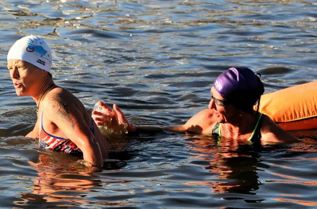 Eisschwimmerin Claudia Müller (l.) in ihrem Element: Wasser | Foto: Gerhard Langmann