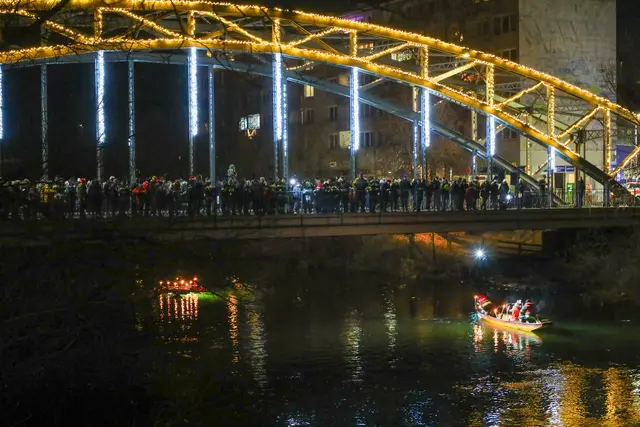 Am Ufer richtete das Christkind hoffnungsvolle Grußworte an die zahlreich erschienenen Gäste, während die Schwimmer aus dem Wasser heraus Weihnachtsgrüße übermittelten. | Foto: Armin Russold