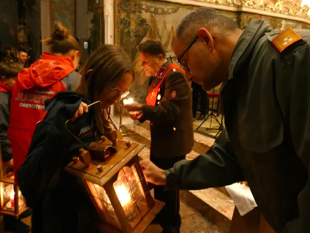 In der Pfarrkirche Traunkirchen wurde am Abend des 22. Dezember das Friedenslicht an die Feuerwehrjugend des Bezirkes Gmunden verteilt. | Foto: BFKDO Gmunden