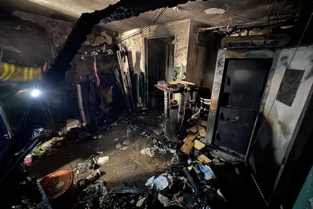 Ein Bild der Zerstörung. Ein Brand brach in einem Wohnhaus in Großarl aus.  | Foto: Feuerwehr Großarl