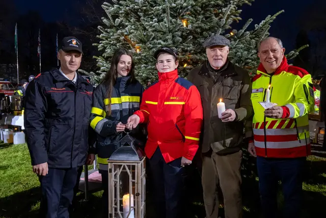Landesfeuerwehrkommandant Stellvertreter Christian Leitgeb, Kara Pichler aus St. Marein/Mürztal, Jakob Meier aus Prebuch, ORF Steiermark-Landesdirektor Gerhard Koch und Rotes Kreuz-Steiermark-Präsident Siegfried Schrittwieser (v.l.) bei der feierlichen Friedenslicht-Übergabe vor dem ORF-Landesstudio in Graz | Foto: ORF/Regine Schöttl