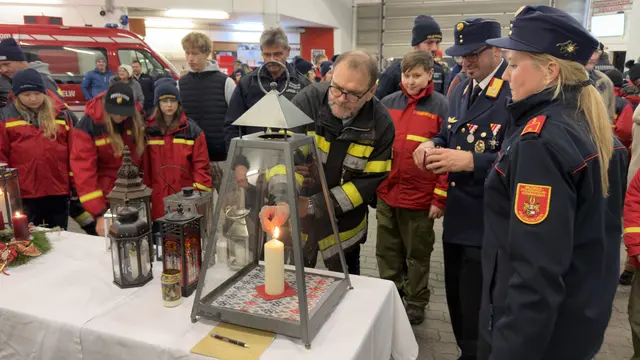 Mit Hoffnung auf eine friedvolle Zukunft wird das Licht nun von den Feuerwehrkameraden im Bezirk Feldkirchen verteilt. | Foto: ÖA@BFK07