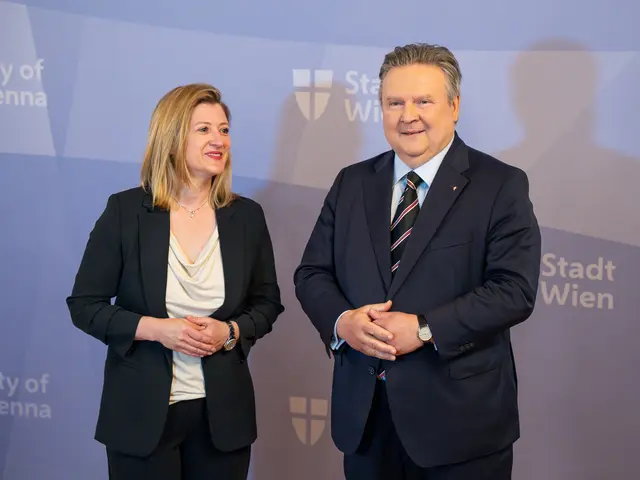 Vizebürgermeistern Bettina Emmerling (Neos) und Bürgermeister Michael Ludwig (SPÖ) sowie ihre Parteivertreter haben eine Einigung erzielt. Damit scheint die Koalition zwischen rot-pink geschmiedet zu sein. | Foto: Valentina Marinelić/MeinBezirk