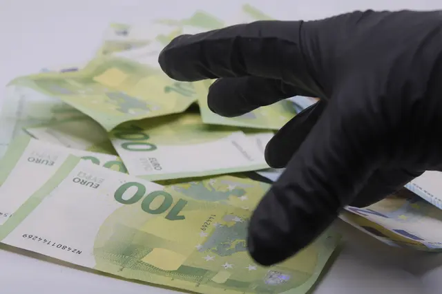 Ein südländisch aussehendes Pärchen steht unter Verdacht. | Foto: smarterpix