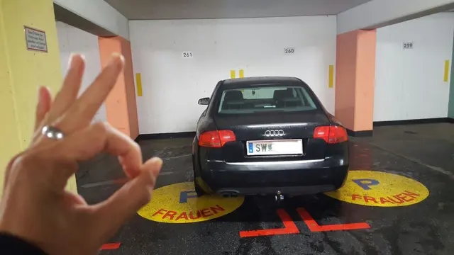 Diese(r) Audifahrer:in besetzt direkt zwei Frauenparkplätze auf einmal. Egoismus lässt grüßen. | Foto: Name d. Red. bekannt