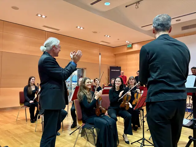 Komponist und Musikschuldirektor Hubert Poell und Dirigent Wolfgang Augustin vor dem Kammerorchester | Foto: Göls