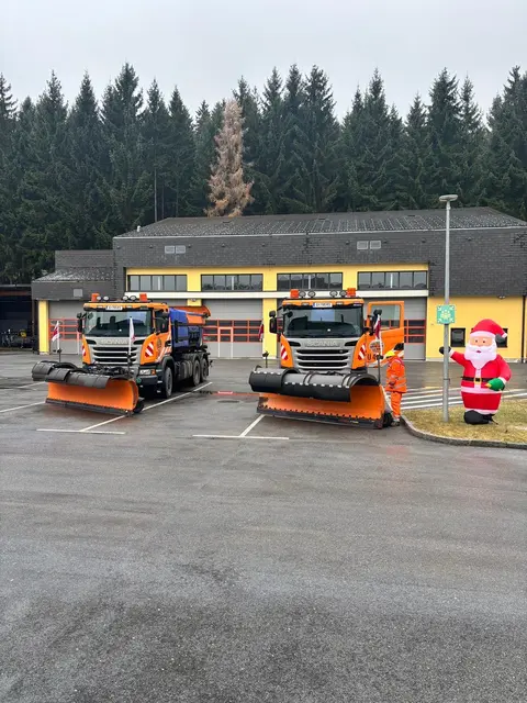 Der Weihnachtsmann ist schon da, die Räumfahrzeuge der Autobahnmeisterei Unterwald sind bereit. | Foto: Asfinag