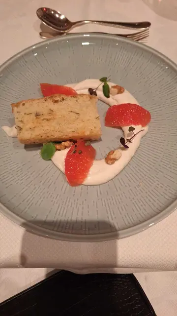 Weniger ist oft mehr. Eine Nachspeise muss gar nicht viel leisten. Auch ein schlichtes Mouse mit etwas Obst und Nüssen kann verzaubern. Was für das Dessert gilt, lässt sich auch für die Vorspeise übertragen.  | Foto: sm