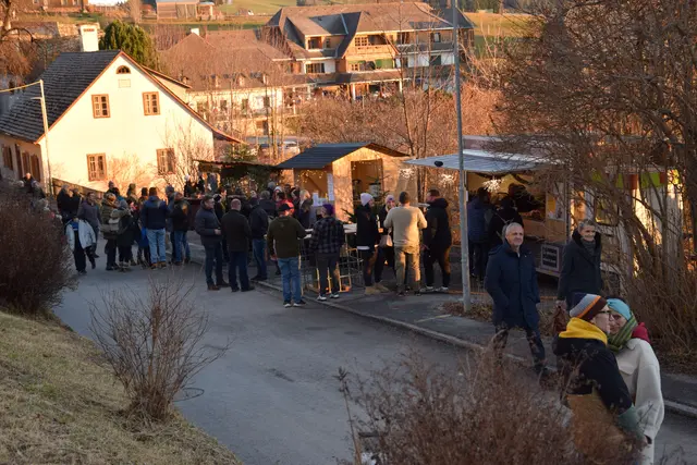 Bei Sonnenschein und angenehmen Temperaturen zogen es einige Besucherinnen und Besucher zum Advent'ln in Sankt Kathrein | Foto: MeinBezirk/Leonie Herrmann