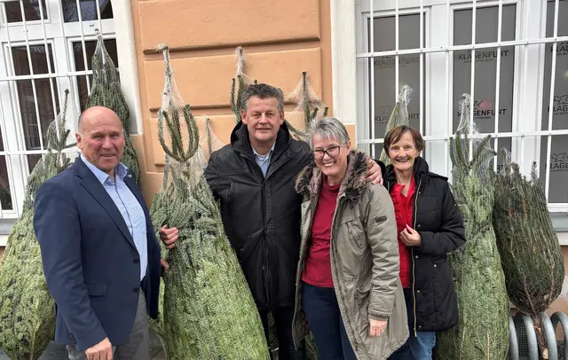 Sozialreferent Bürgermeister Christian Scheider mit Joachim Katzenberger (Leiter der Abt. Soziales) bei der heurigen Christbaumaktion. | Foto: Büro Bgm.