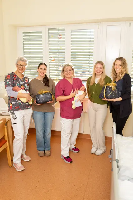 Große und kleine Patienten freuen sich über Geschenke. | Foto: oög