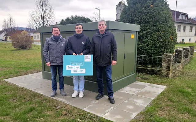 Bürgermeister der Marktgemeinde Stronsdorf Johannes Denner, Leiter Netz NÖ Hollabrunn Thomas Haunold, Netz NÖ Projektverantwortlicher Stefan Grader, Netz NÖ Techniker David Eschinger.  | Foto: EVN NÖ 