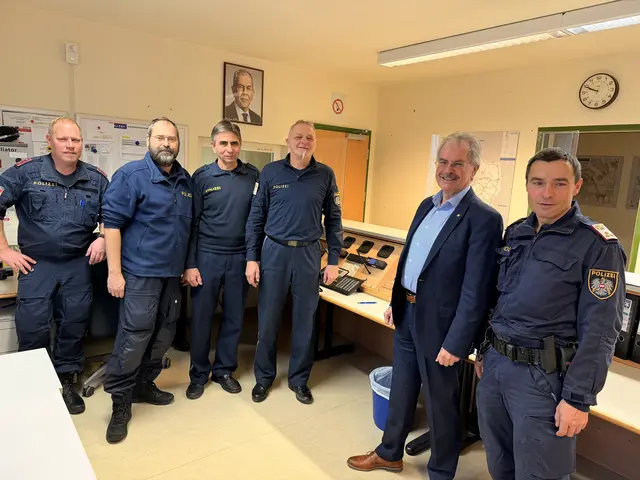 LTP Karl Wilfing mit Komm. Emmerich Vogler und seinem Team der Autobahnpolizei Großkrut. | Foto: Schultes