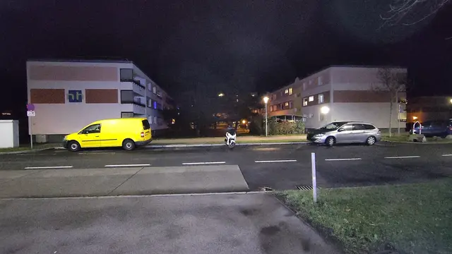 Soll der Roller einfach Plätze reservieren? Merkwürdiges Kunstparker-Ensemble 2025 in Schwechat. | Foto: Wolfgang Gerstberger