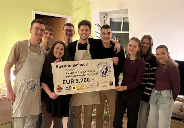 Die Palatschinkenfreunde zeigen stolz den Spendenscheck. | Foto: Himberger Palatschinkenfreunde