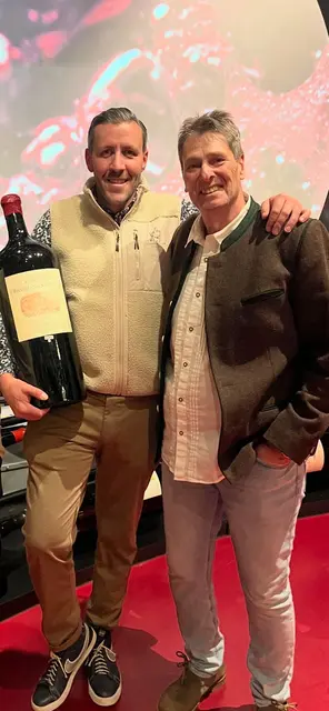 Jan Eiter mit dem Sommelier David Eiter, der den edlen Tropfen kredenzt hat.  | Foto: privat