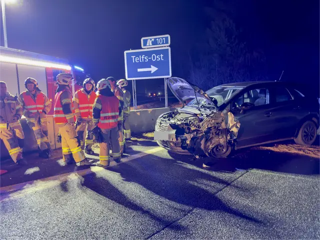 Einsatzkräfte von Feuerwehr, Rettung und Polizei standen nach zwei Verkehrsunfällen innerhalb weniger Stunden im Raum Telfs im Einsatz. | Foto: Zeitungsfoto.at