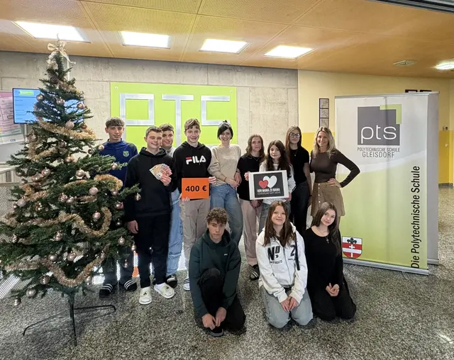 Schülerinnen und Schüler der PTS Gleisdorf verkauften Kekse und Weihnachtskarten für den guten Zweck. | Foto: PTS Gleisdorf