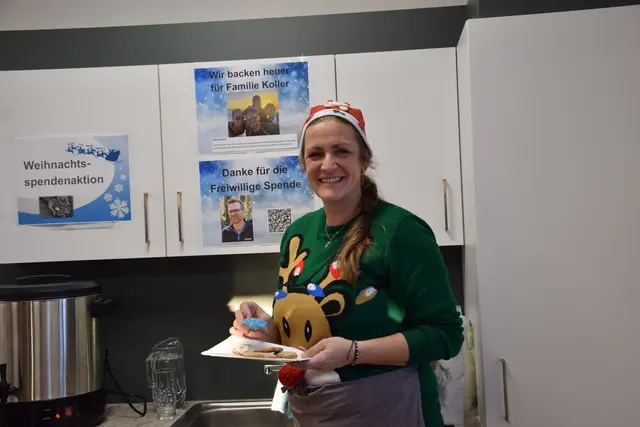 Auch Vizebürgermeisterin Silvia Gölles half beim Advent'ln tatkräftig mit.  | Foto: MeinBezirk/Leonie Herrmann