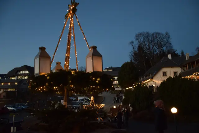 Am Abend konnte man den Glanz der Lichter und Dekorationen, die sich durch den Ort ziehen, so richtig genießen.  | Foto: MeinBezirk/Leonie Herrmann