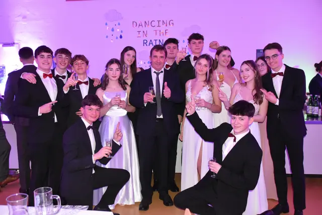 Bürgermeister Franz Wachter feierte mit der Jugend seinen Geburtstag am Ball. | Foto: Michael Strini