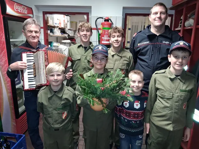 Die Betreuer Johann Sachs und Roman Unger mit den Feuerwehrjugendlichen Bastian, Lucas, Elias, Tobias, Michael und Sharina. | Foto: Werner Schöll