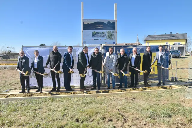 Der Spatenstich für das neue Hügelgrab-Projekt in Schandorf ist erfolgt. | Foto: Michael Strini