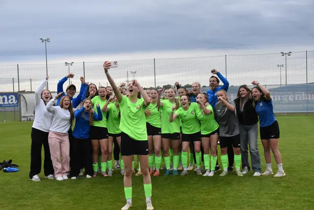 Jubelselfie der HAK Stegerbach-Spielerinnen und ihrer Trainer | Foto: Michael Strini