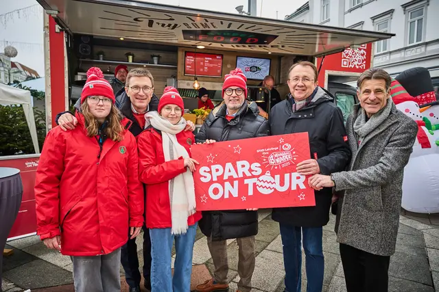 Die SPAR-Lehrlinge Monique und Emily mit SPAR-Geschäftsführer Alois Huber, SPAR-Marketingchef Hannes Glavanovits, Bürgermeister Matthias Stadler und Stadt-Marketing-Chef Dietmar Zeiss. | Foto: SPAR/Gleiß