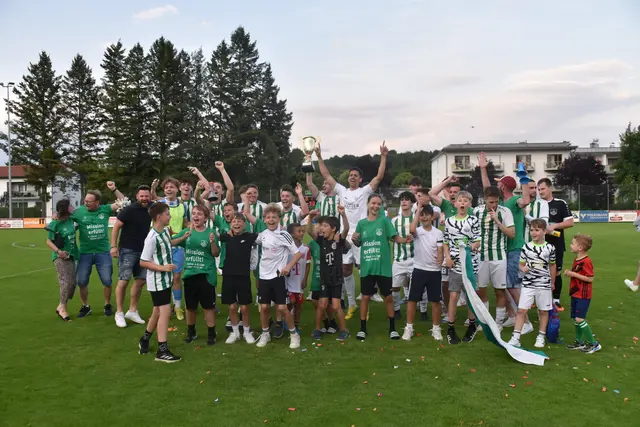 Schlainings Kicker und Fans jubeln über den Meistertitel. | Foto: Michael Strini