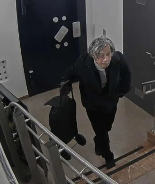 Mit diesem Foto aus der Überwachungskamera fahndet die Polizei nach dem flüchtigen Bankräuber. | Foto: LPD Steiermark