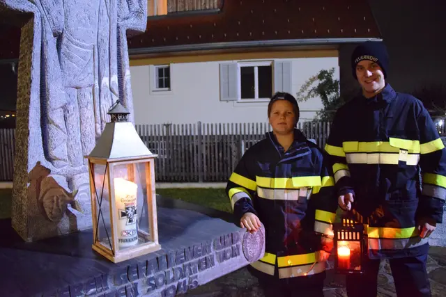 Die Feuerwehrjugend brachte das Friedenslicht von der Kirche zum Kriegerdenkmal, wo sie die Kerze entzündeten | Foto: MeinBezirk/Josef Strohmeier