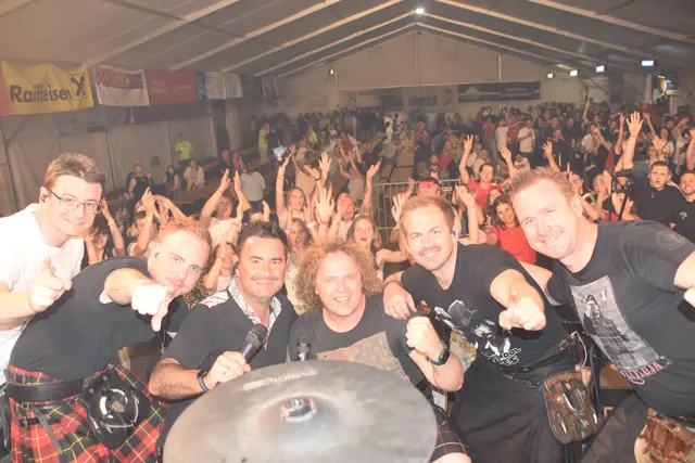 Die Lauser machten Partystimmung im Festzelt. | Foto: Michael Strini