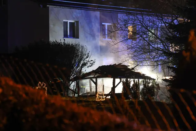 Zwei Feuerwehren standen am Dienstagabend bei einem Brand einer Gartenhütte in Hofkirchen im Traunkreis im Einsatz. | Foto: laumat.at/Matthias Lauber