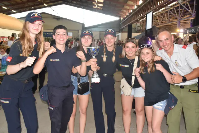 Die Feuerwehrjugend Burg-Hannersdorf-Woppendorf jubelte über den Sieg in der Bronzewertung. Überdies holte sie noch den zweiten Platz in der Kategorie Silber. | Foto: Michael Strini