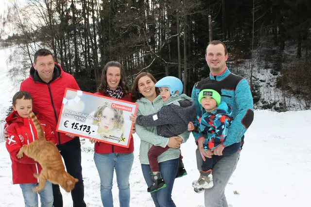 Die Familie von Anton Thumfart dankt für 15.173 Euro, die bis dato am Konto sind. V. l.: Florian, Thomas Bargfrieder und Veronika Mair (beide MeinBezirk), Mama Alexandra mit Anton sowie Papa Johannes mit Hannes. | Foto: MeinBezirk/Fohler